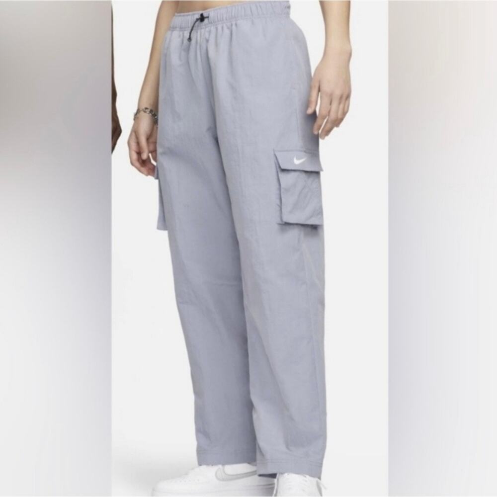 Nike Women’s Loose Fit High Rise Windbreaker Cargo Pants Size Large Lilac Purple